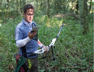  Arco e flecha na floresta 